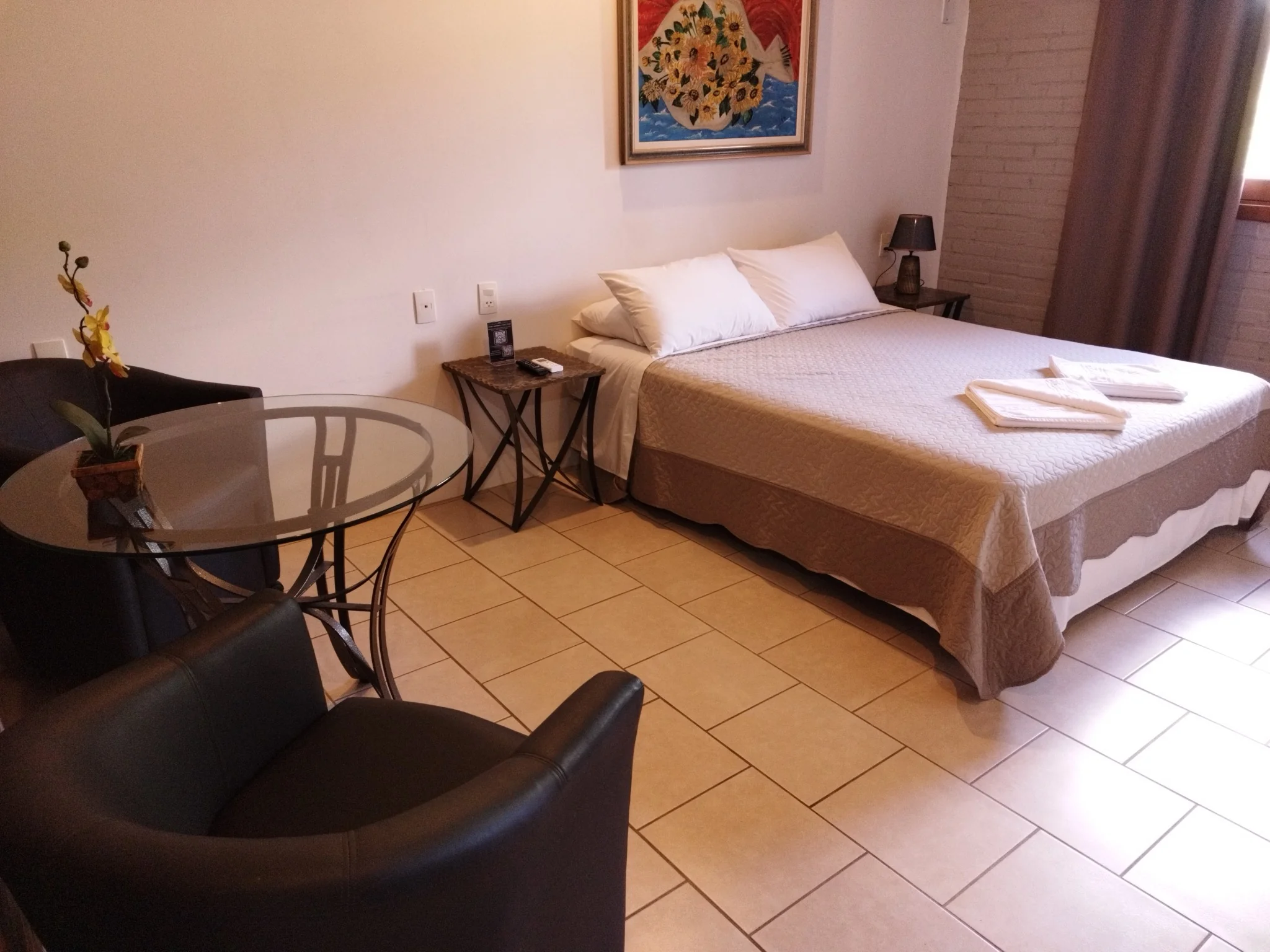 Apartamento Luxo do Spazio Hotel, com parede de tijolos à vista